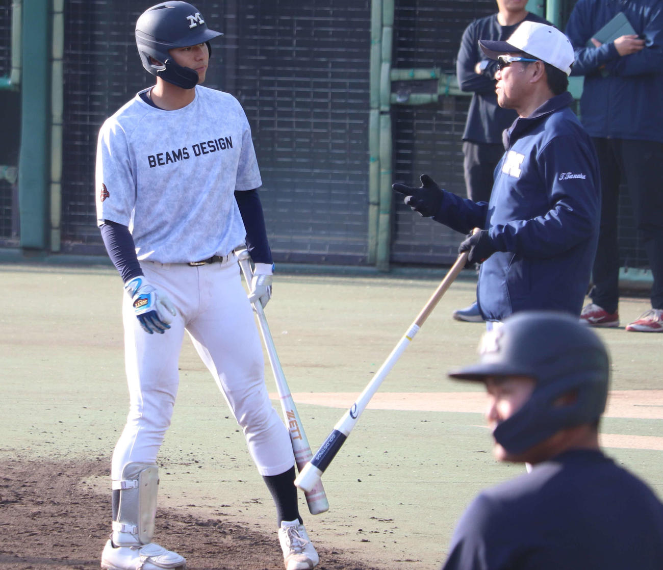 沼津キャンプ初日の打撃練習で明大・田中監督（右）と話す宗山（撮影・佐瀬百合子）