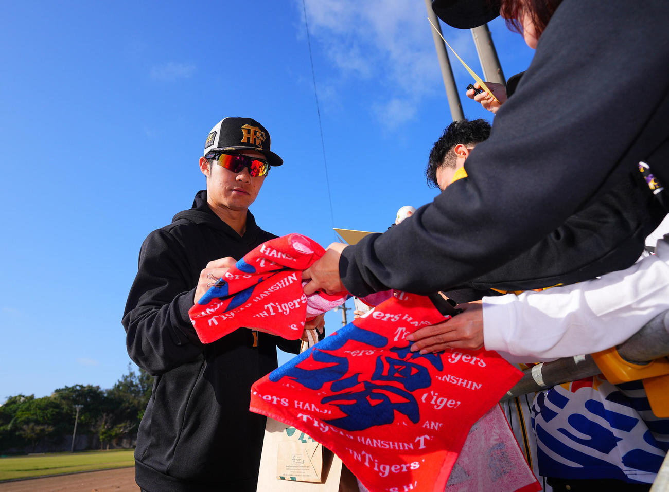 朝から集まったファンにサインする中野（撮影・藤尾明華）