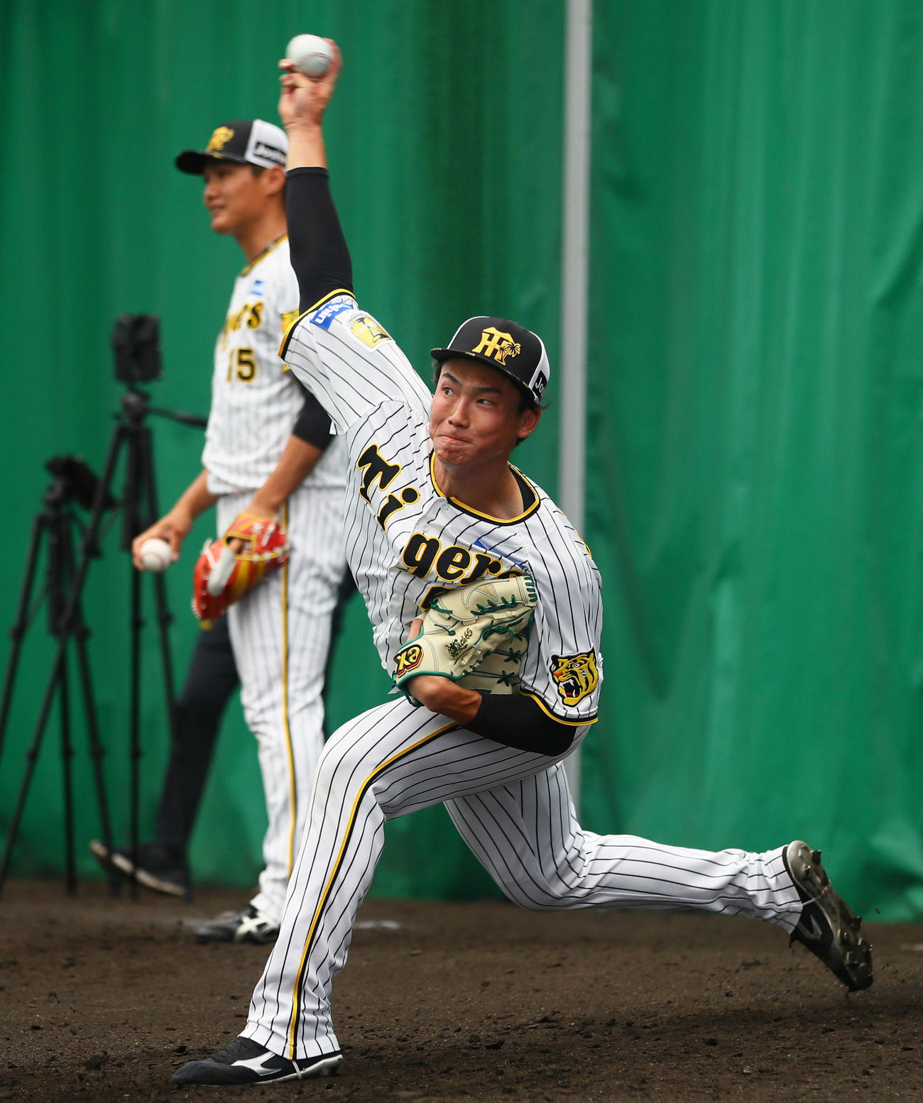 ブルペンで投げ込む阪神湯浅（撮影・上山淳一）