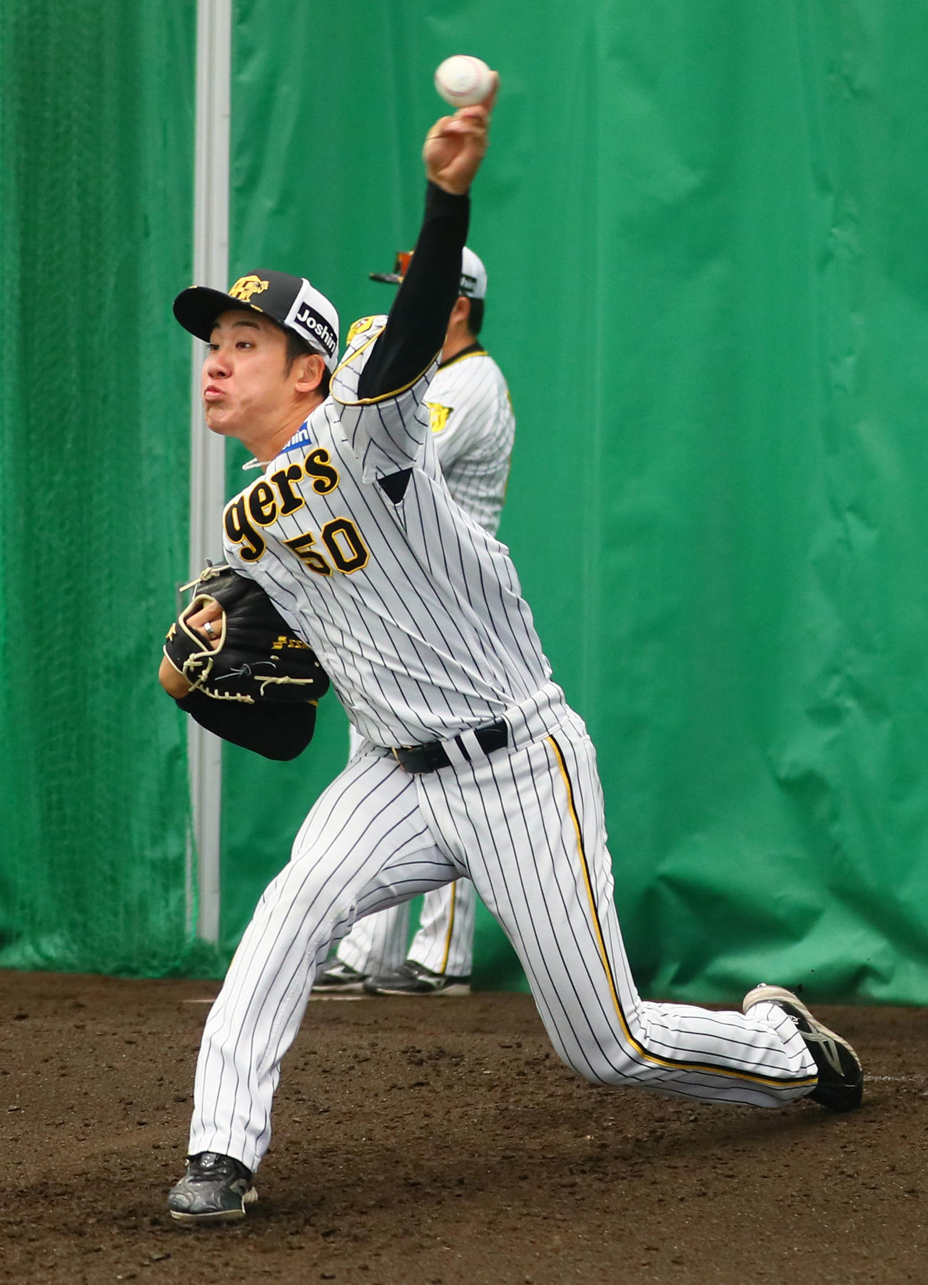 ブルペンを投球する阪神富田（撮影・上山淳一）