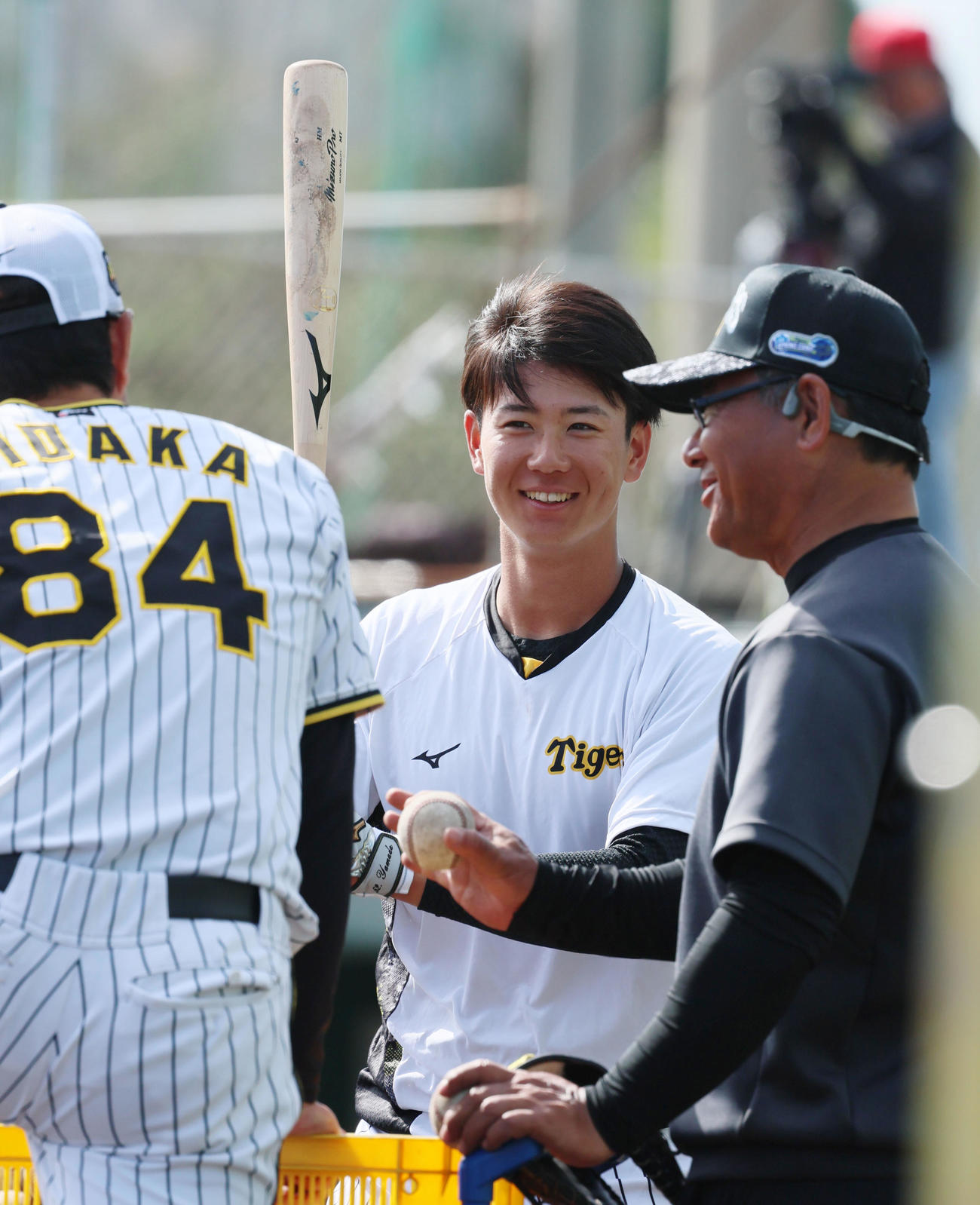 ティー打撃中、笑顔を見せる山田（撮影・加藤哉）