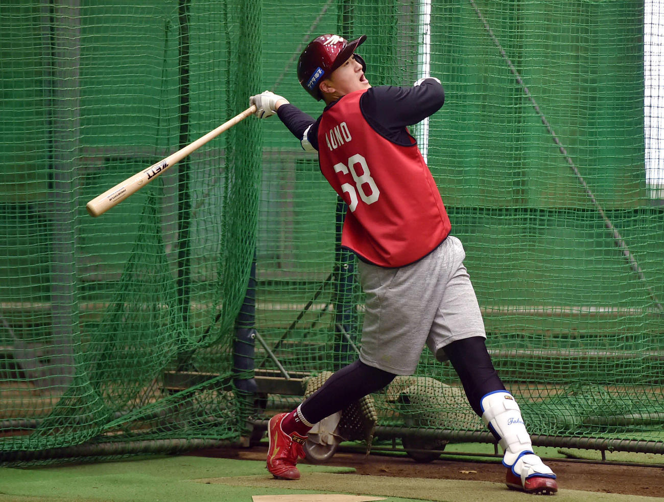 1月24日、新人合同自主トレで快音を響かせる青野