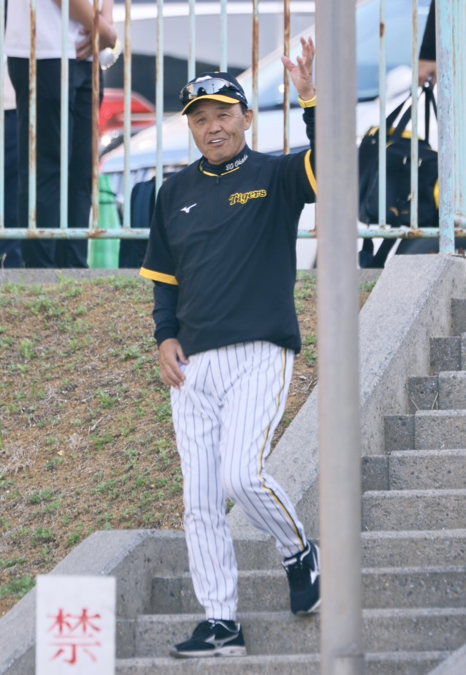 阪神春季キャンプ　ファンの声援に応えながら、球場入りする岡田監督（撮影・藤尾明華）
