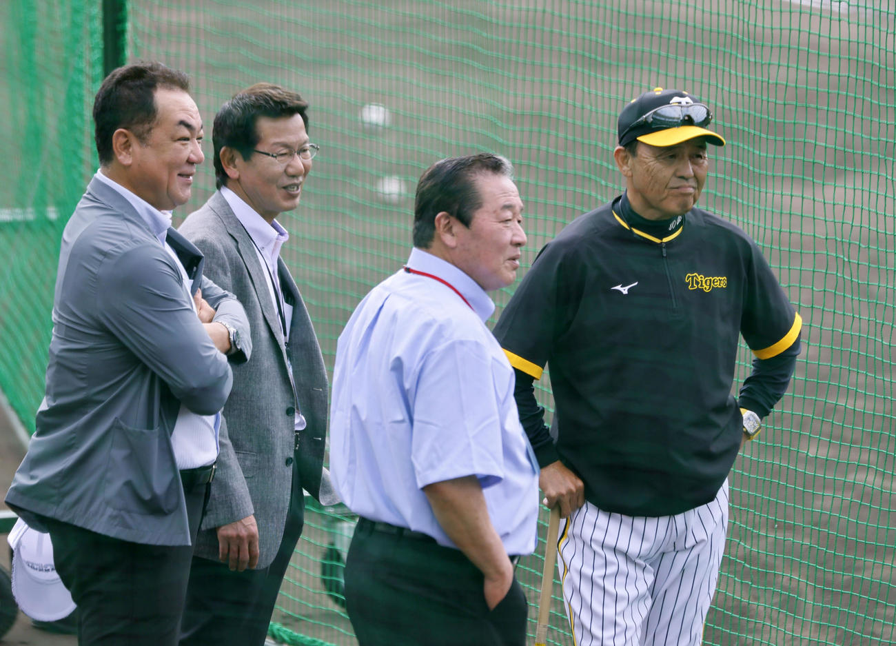 話をする（左から）槙原寛己氏、大野豊氏、梨田昌孝氏、岡田監督（撮影・藤尾明華）