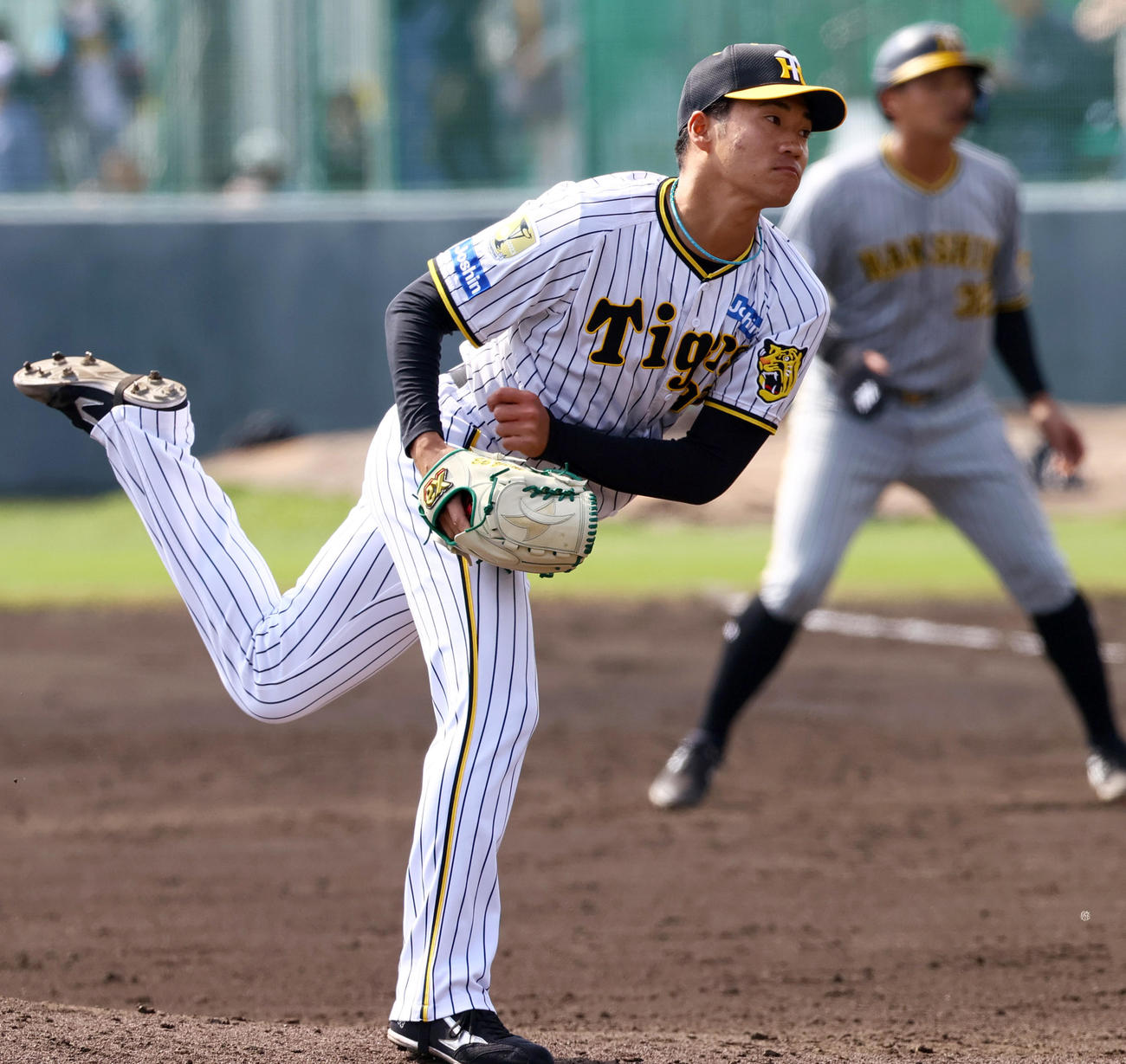 12日、阪神紅白戦　4回に登板する白組の岩田