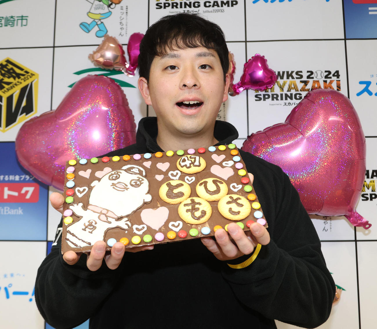 バレンタインチョコを手に笑顔を見せるソフトバンク大関（撮影・梅根麻紀）