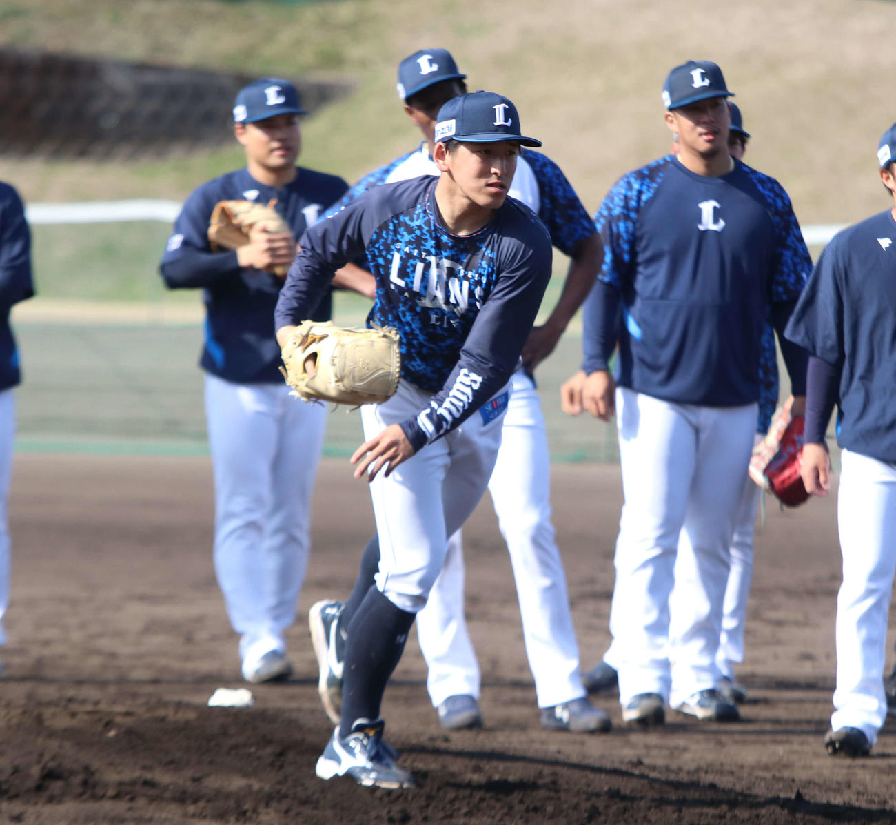 守備練習する西武隅田（撮影・山崎純一）