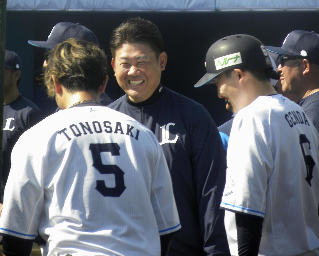 笑顔で選手と話す、西武の臨時投手コーチを務めた松坂大輔氏（共同）