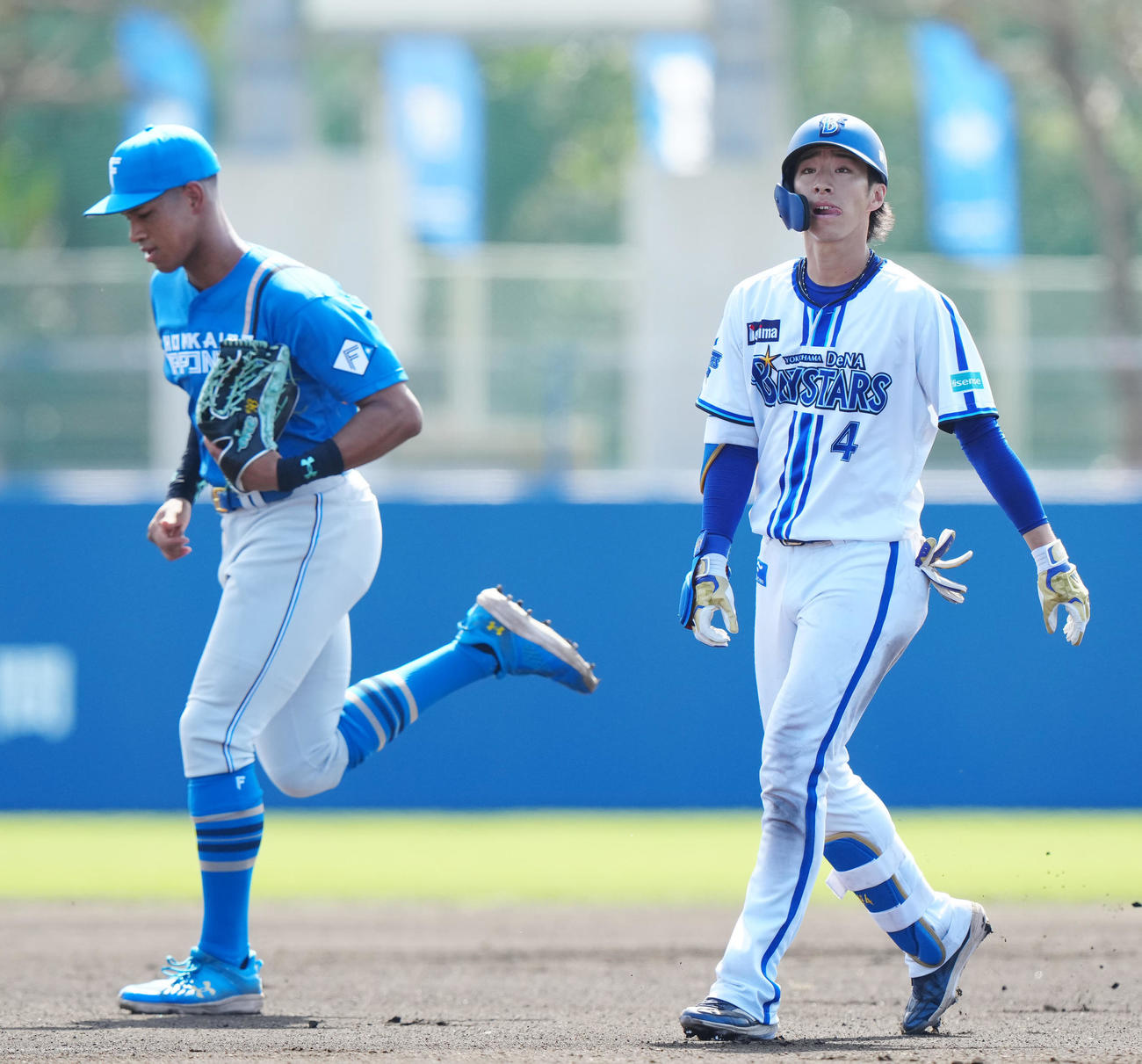 DeNA対日本ハム　1回裏DeNA2死、左飛に倒れた度会。左はベンチに引き揚げる右翼手万波（撮影・江口和貴）