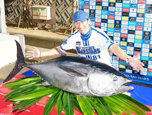 マルハニチロから贈呈されたクロマグロと写真に納まるDeNA三浦監督(撮影・江口和貴)