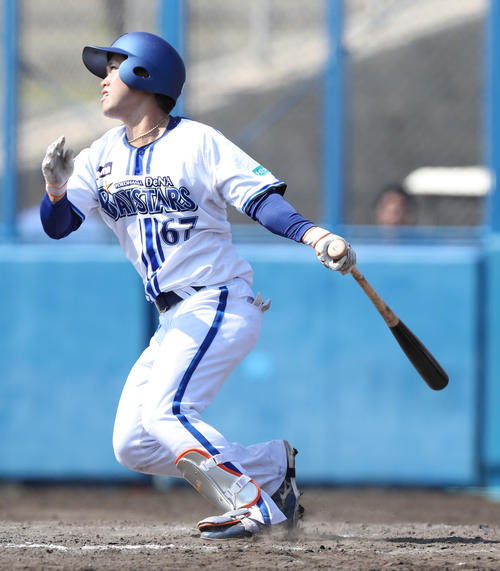DeNA対日本ハム 5回裏DeNA2死二塁、西巻は左前適時打を放つ(撮影・佐藤翔太)