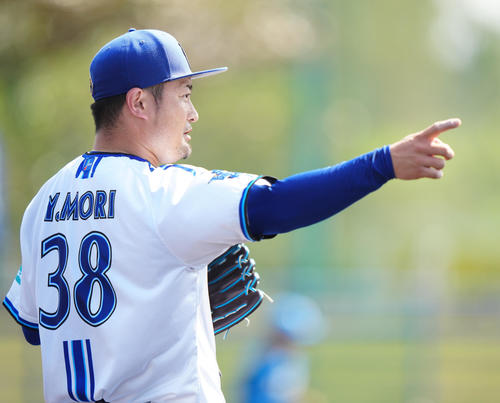 DeNA対日本ハム 1回表終了後、野手を指さすDeNA先発の森唯(撮影・江口和貴)