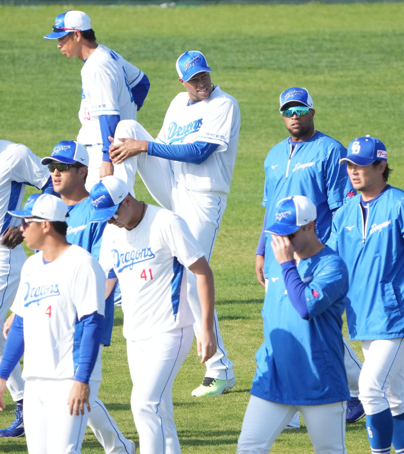 今日から沖縄キャンプに合流しナインと体をほぐすマルティネス（左から5人目）（撮影・森本幸一）