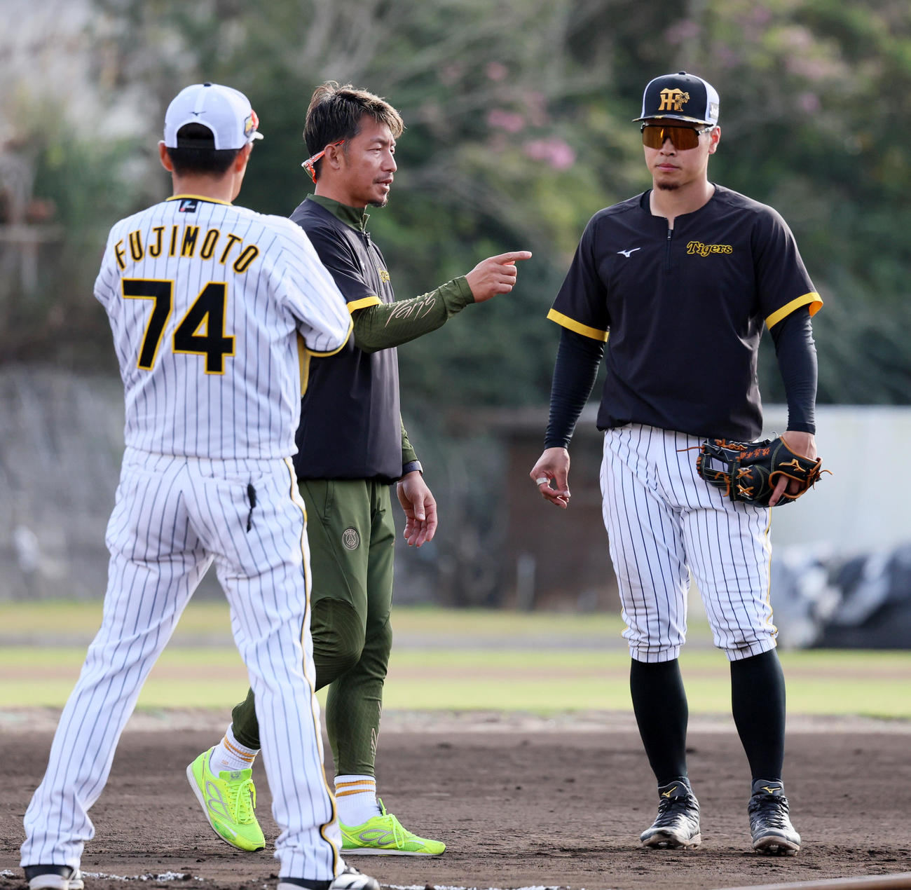 2024年2月6日、佐藤輝の特守でアドバイスを送る鳥谷臨時コーチ（中央）。左は藤本コーチ