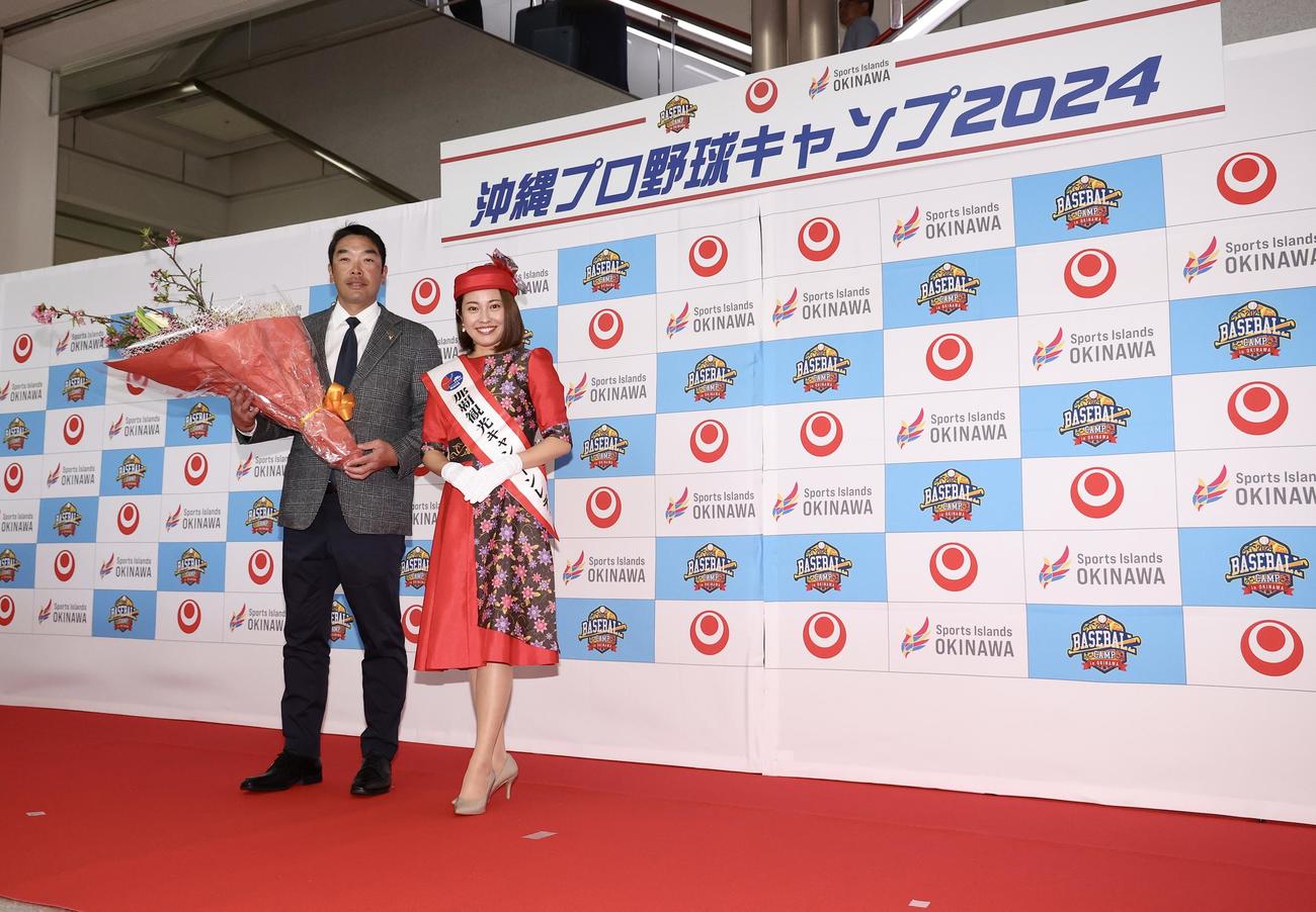 那覇入りし、歓迎セレモニーで写真に納まる巨人阿部監督（左）（撮影・河田真司）