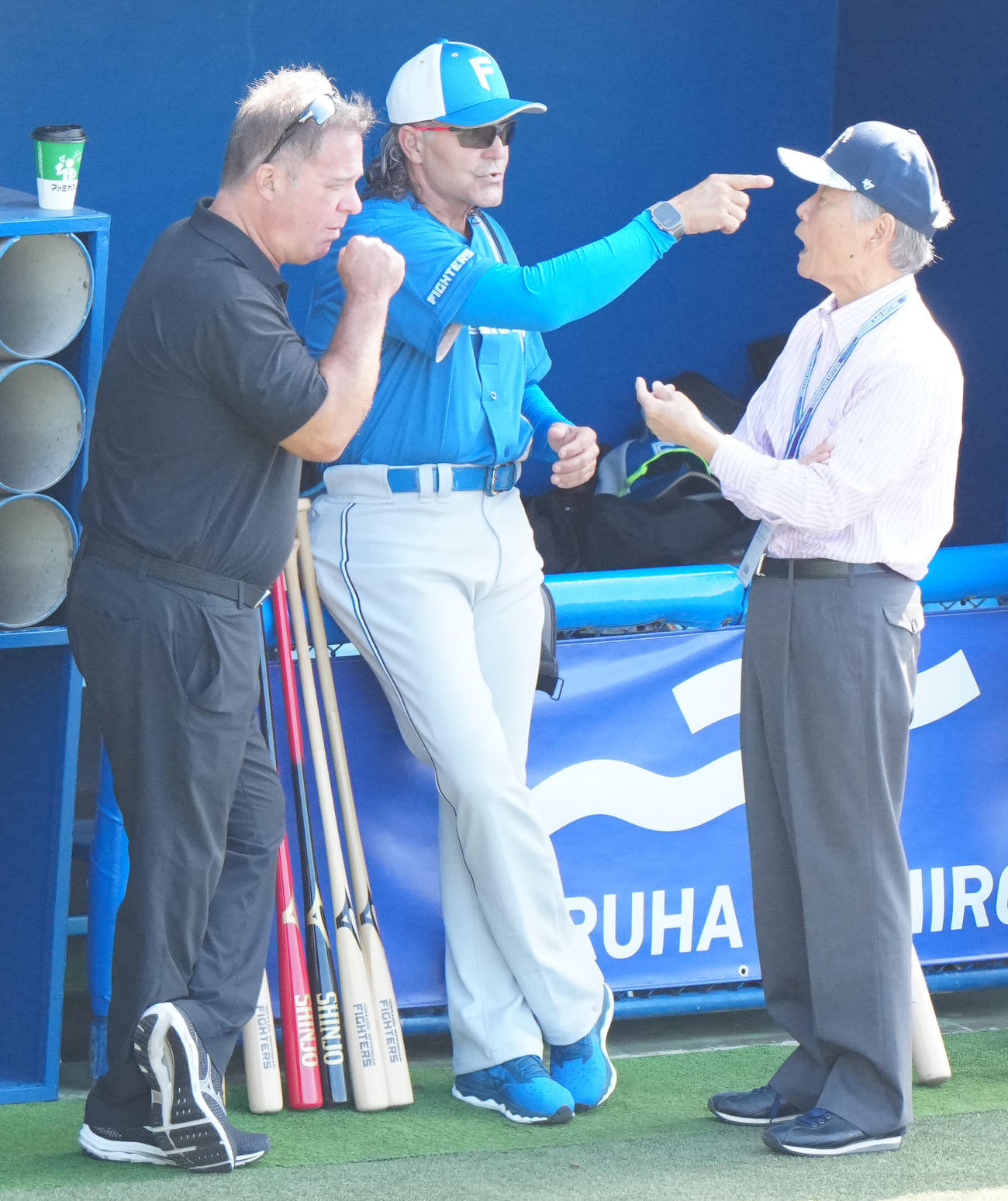 DeNA対日本ハム　試合前練習中、言葉を交わすNPB榊原コミッショナー（右）とヒルマン氏（中央）（撮影・江口和貴）