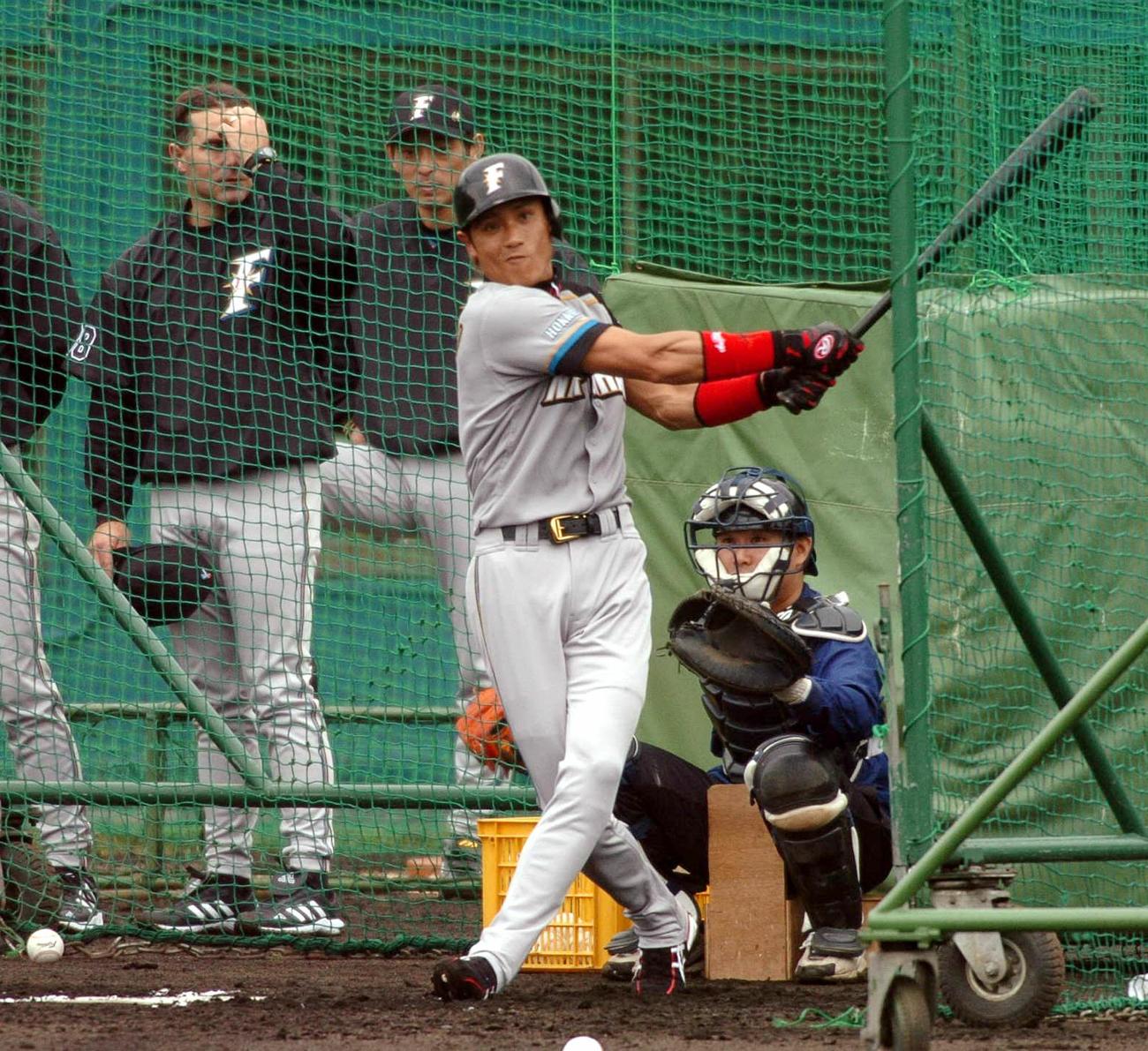 2004年2月2日　豪快なフリー打撃を見せる新庄剛志。左はトレイ・ヒルマン監督