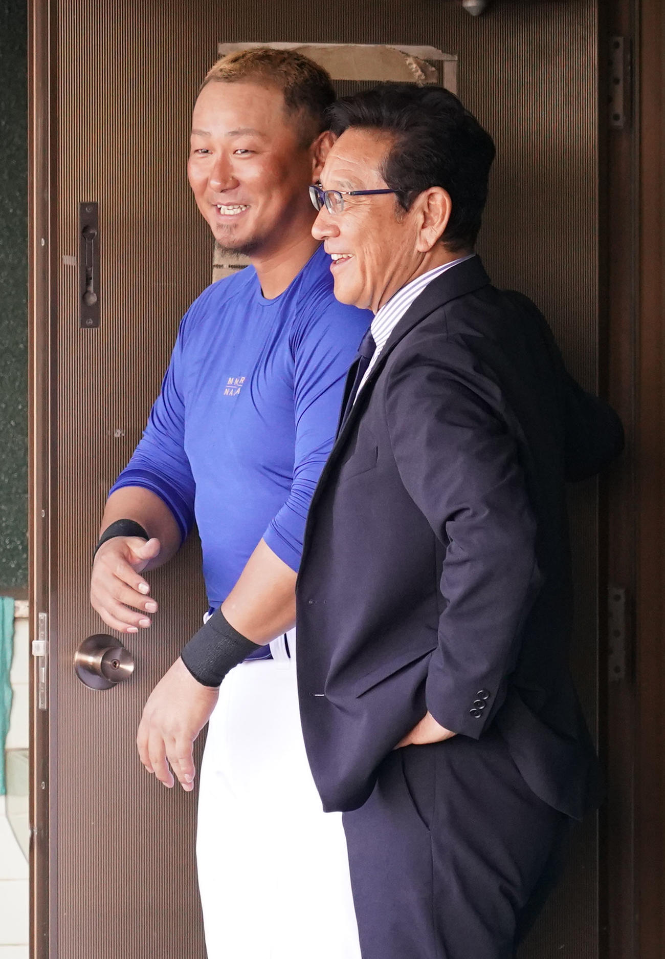 栗山英樹氏と言葉を交わす中田（左）（撮影・森本幸一）