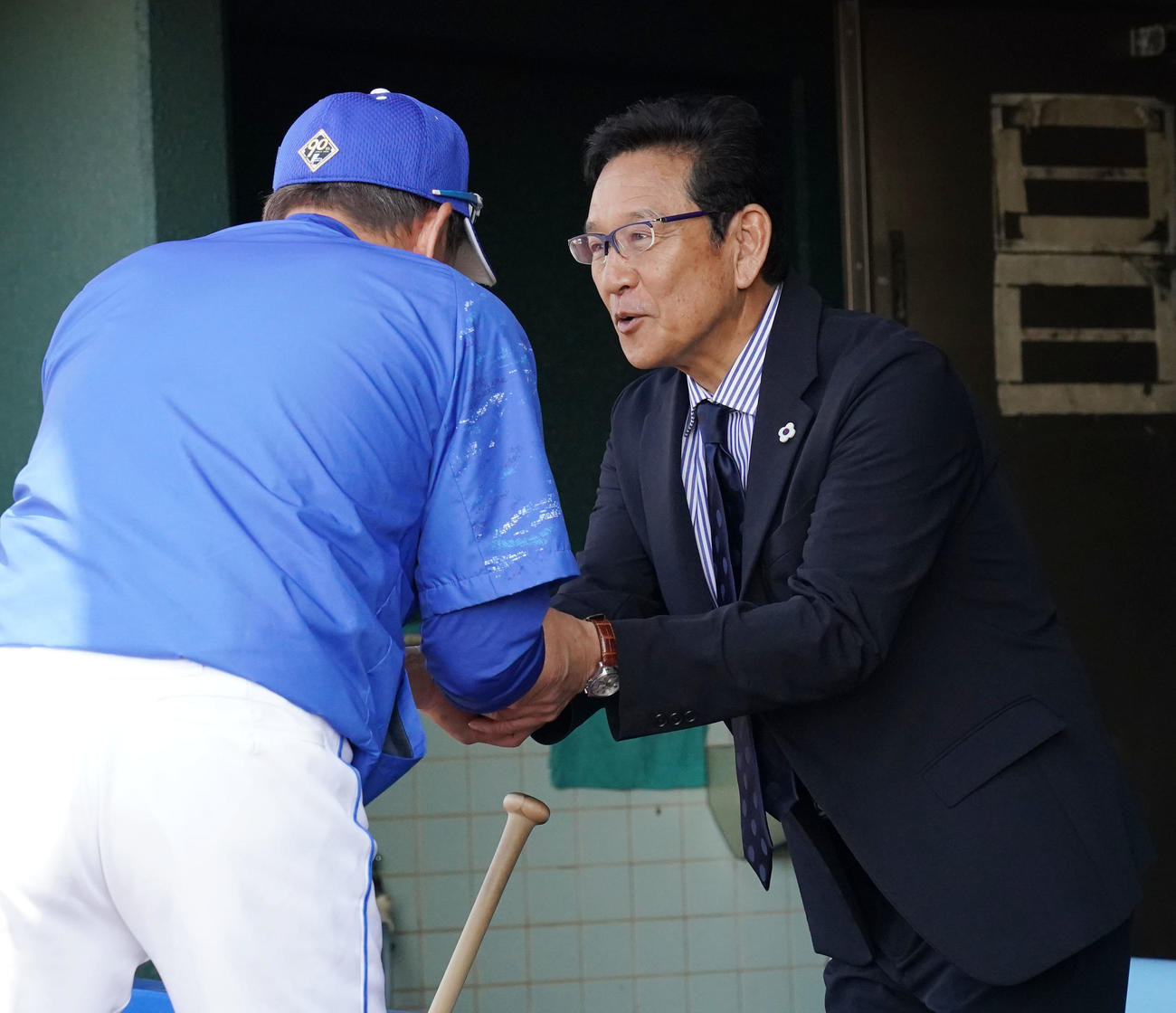 立浪監督と握手を交わす栗山英樹氏（右）（撮影・森本幸一）