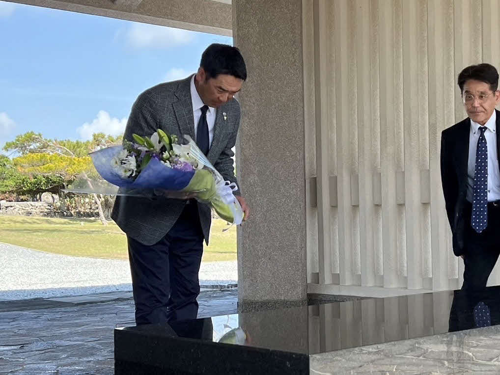 沖縄の平和祈念公園に訪問した巨人阿部監督（球団提供）