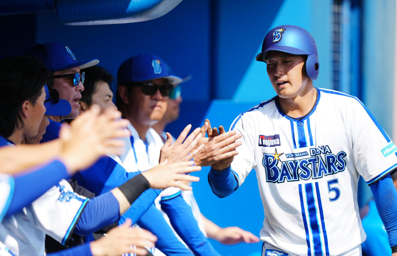 DeNA対日本ハム　5回裏DeNA2死二塁、西浦の適時二塁打で生還しタッチを交わす松尾（撮影・江口和貴）