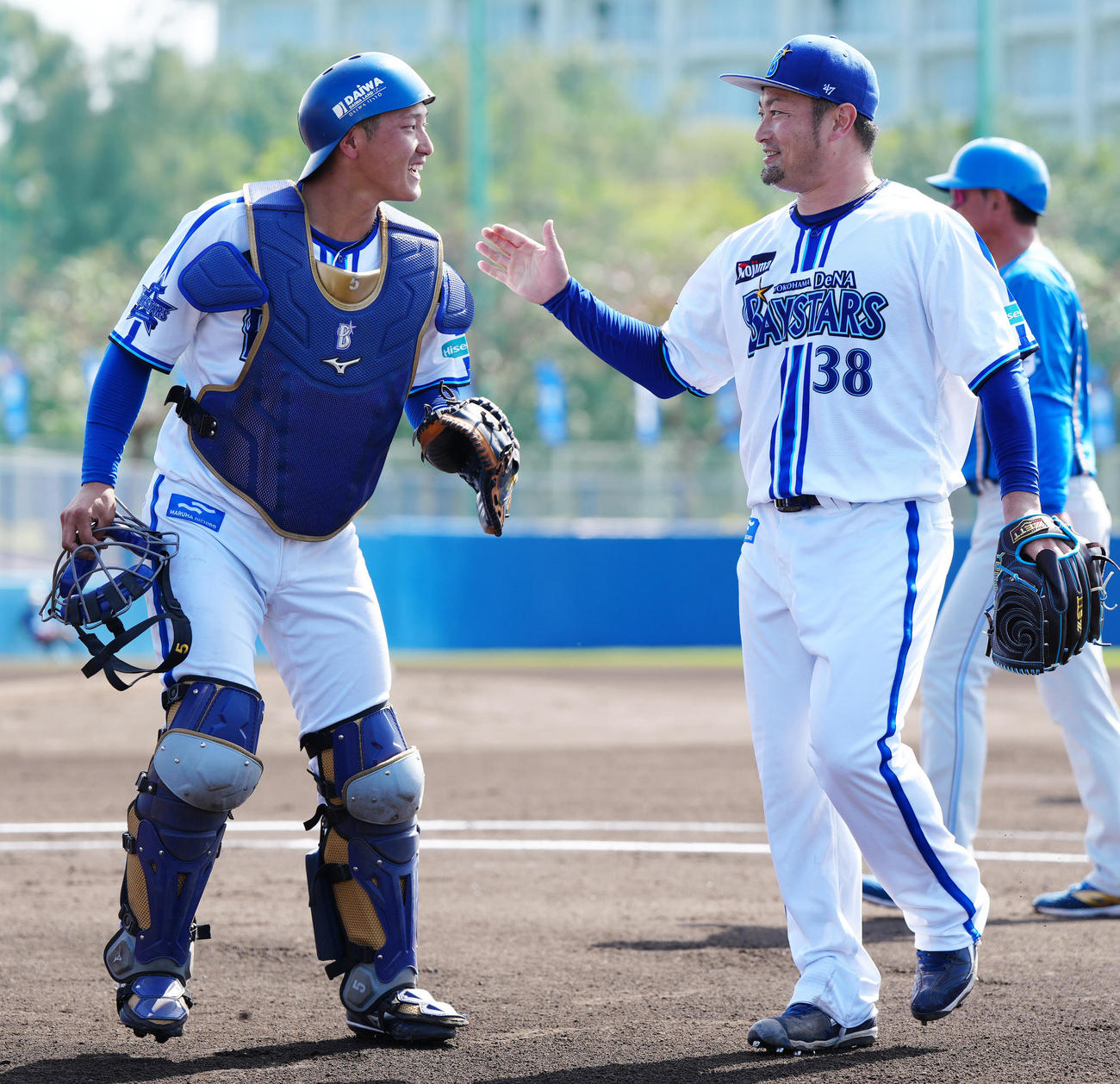DeNA対日本ハム　2回表終了後、DeNA捕手松尾（左）とタッチを交わし笑顔を見せる先発の森唯（撮影・江口和貴）