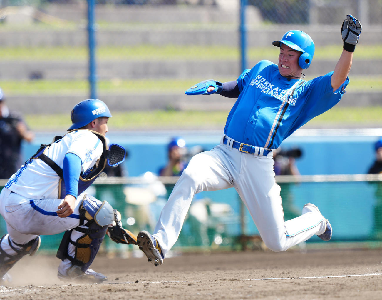 DeNA対日本ハム　3回表日本ハム2死二、三塁、万波の2点適時打で生還する松本剛（撮影・江口和貴）