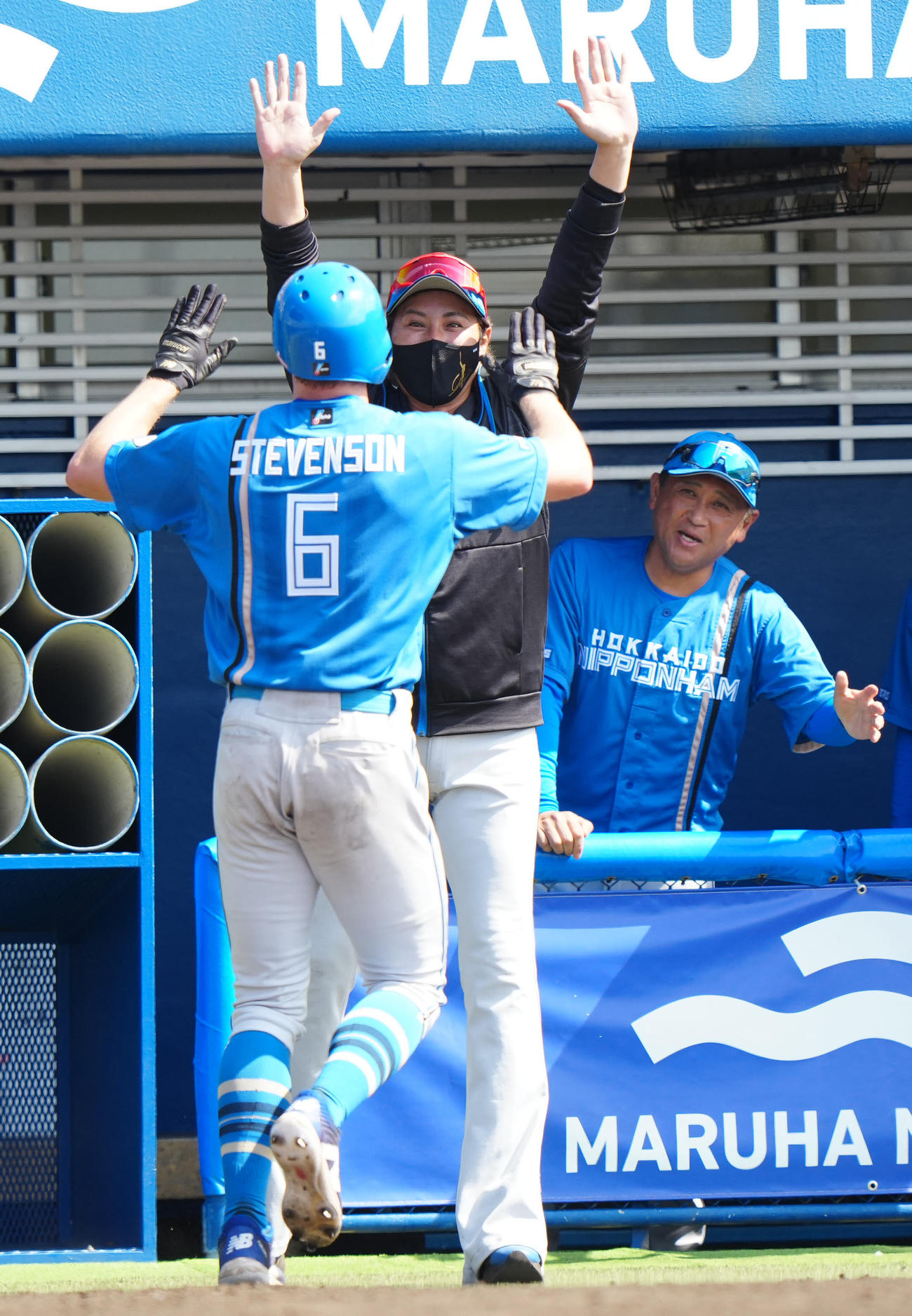 DeNA対日本ハム　3回表日本ハム2死二、三塁、万波の2点適時打で生還したスティーブンソン（手前）を出迎える新庄監督（撮影・江口和貴）