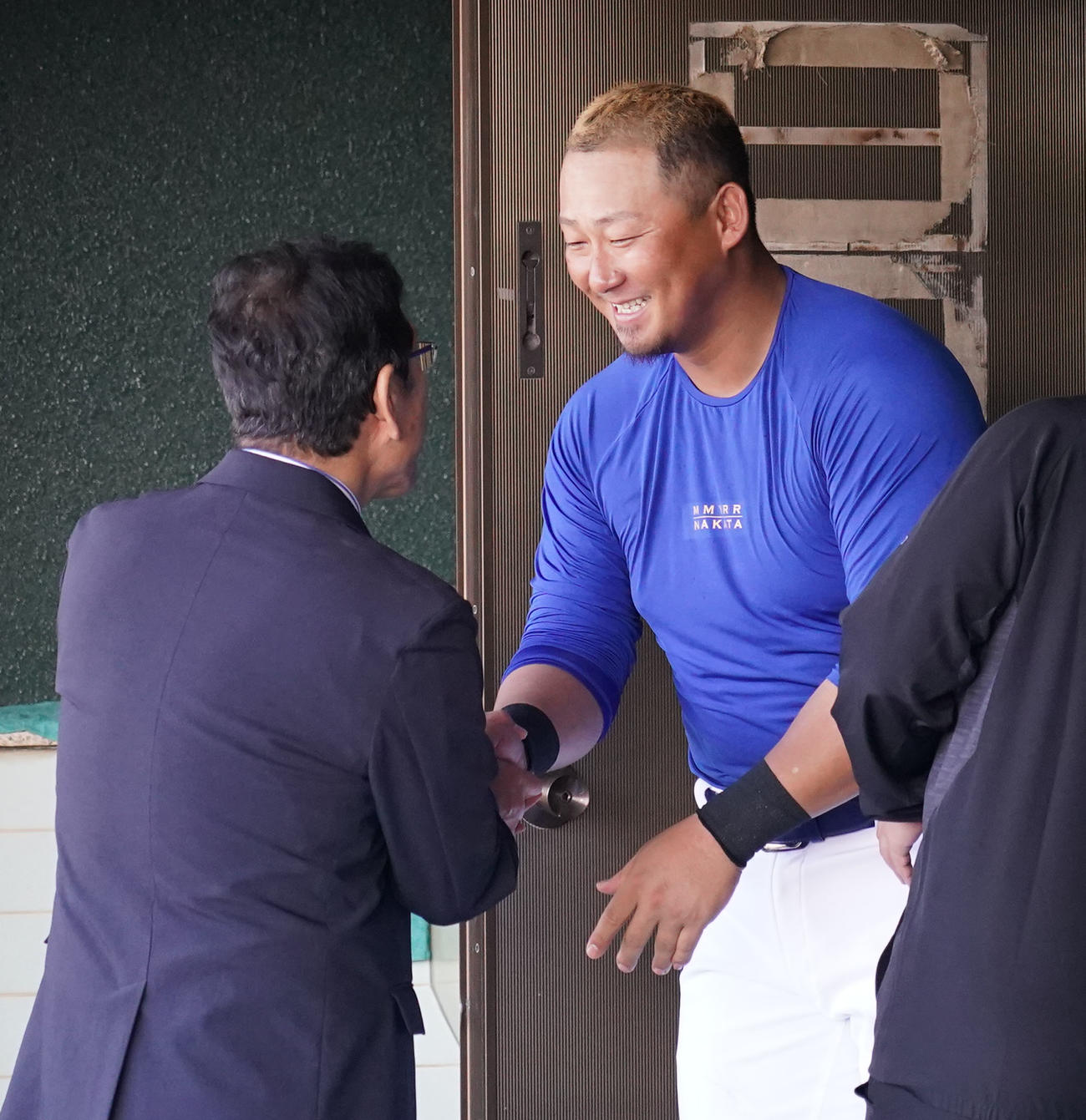 栗山英樹氏と握手を交わす中田（右）（撮影・森本幸一）