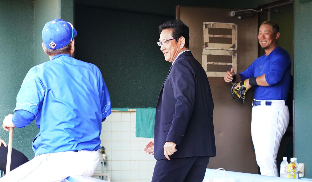 立浪監督、中田らと言葉を交わす栗山英樹氏（中央）（撮影・森本幸一）