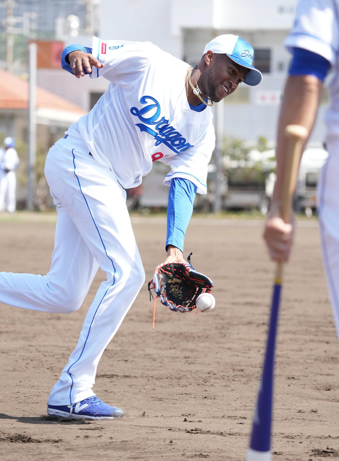 ノックを受けるマルティネス（撮影・森本幸一）