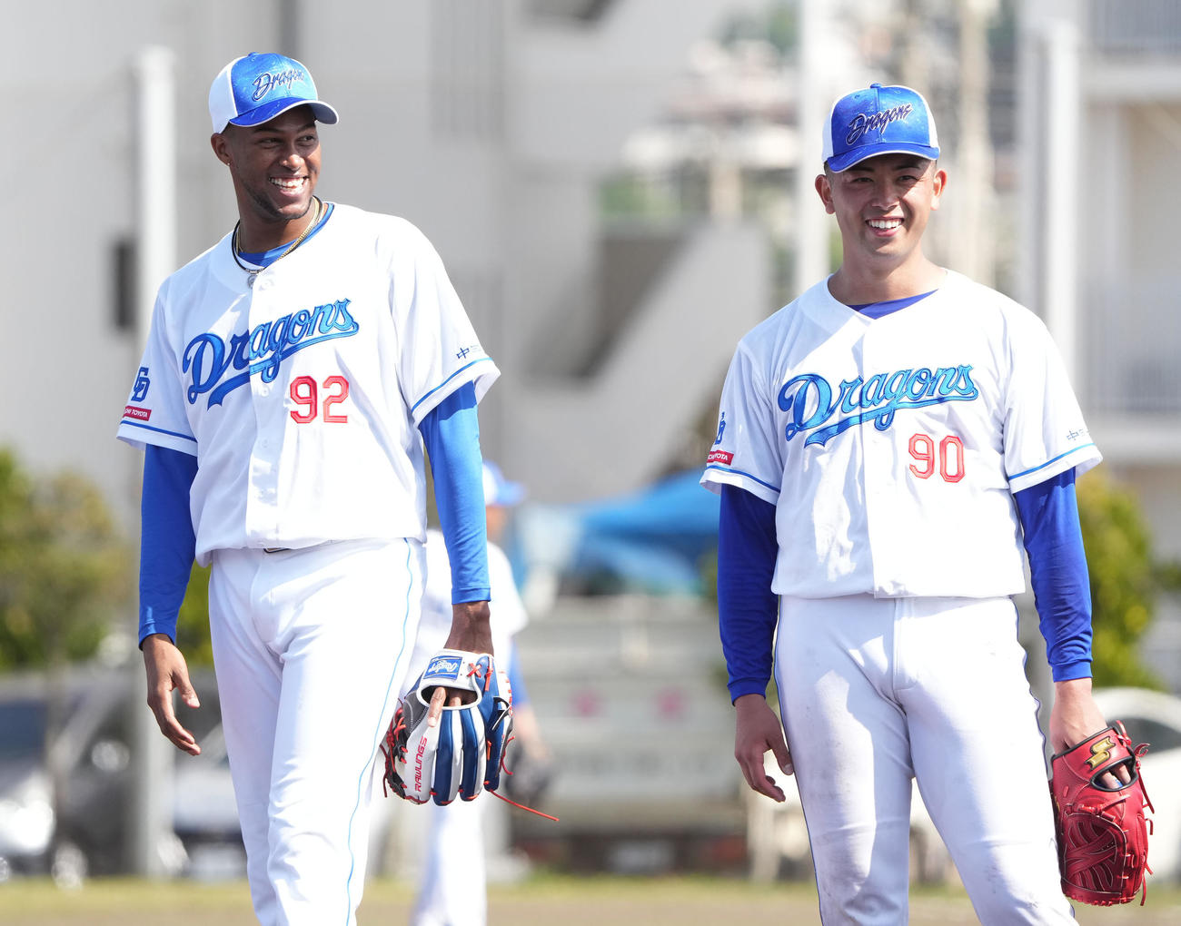ノックの合間に笑顔を見せるマルティネス（左）右は松山（撮影・森本幸一）