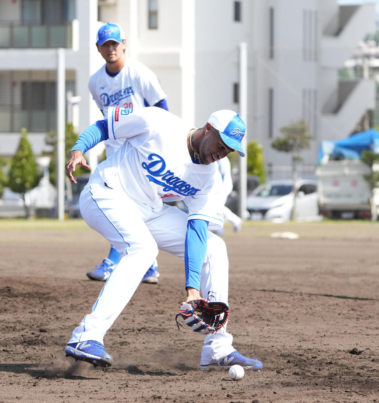 ノックを受けるマルティネス（手前）（撮影・森本幸一）