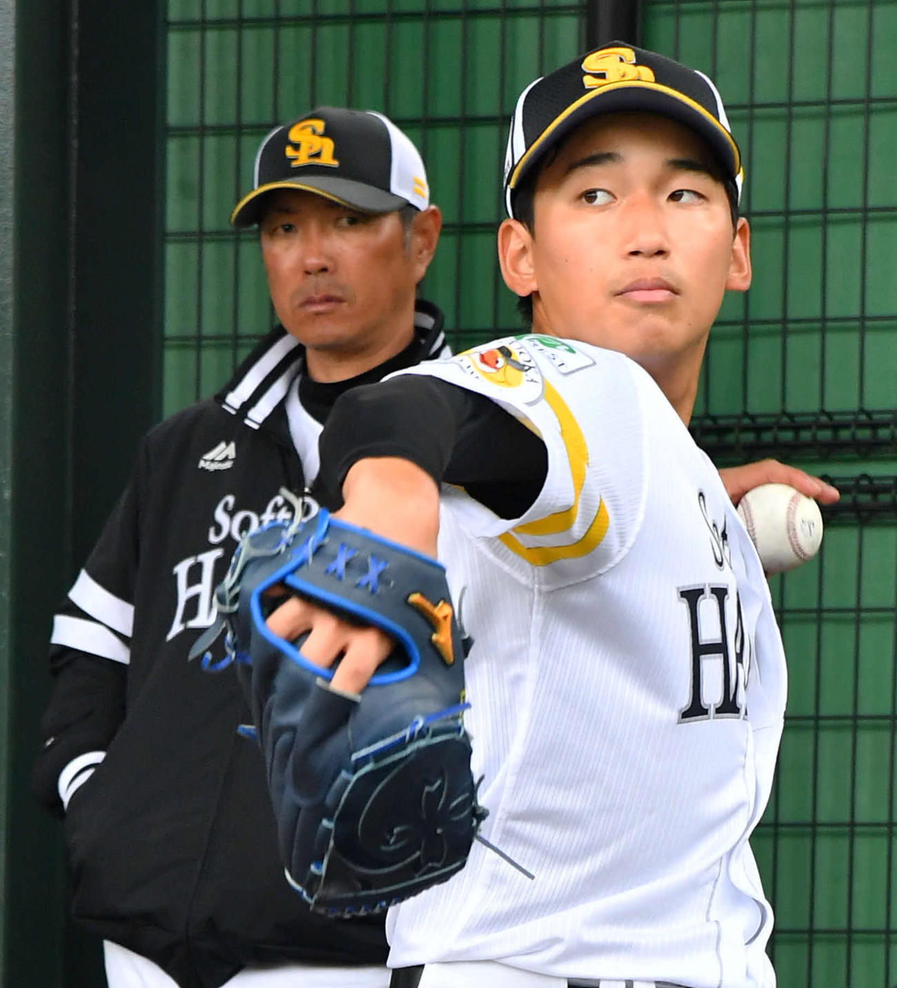 ブルペンで小久保監督（左）が見守る前でプロ初投球を行うソフトバンク前田悠（撮影・岩下翔太）