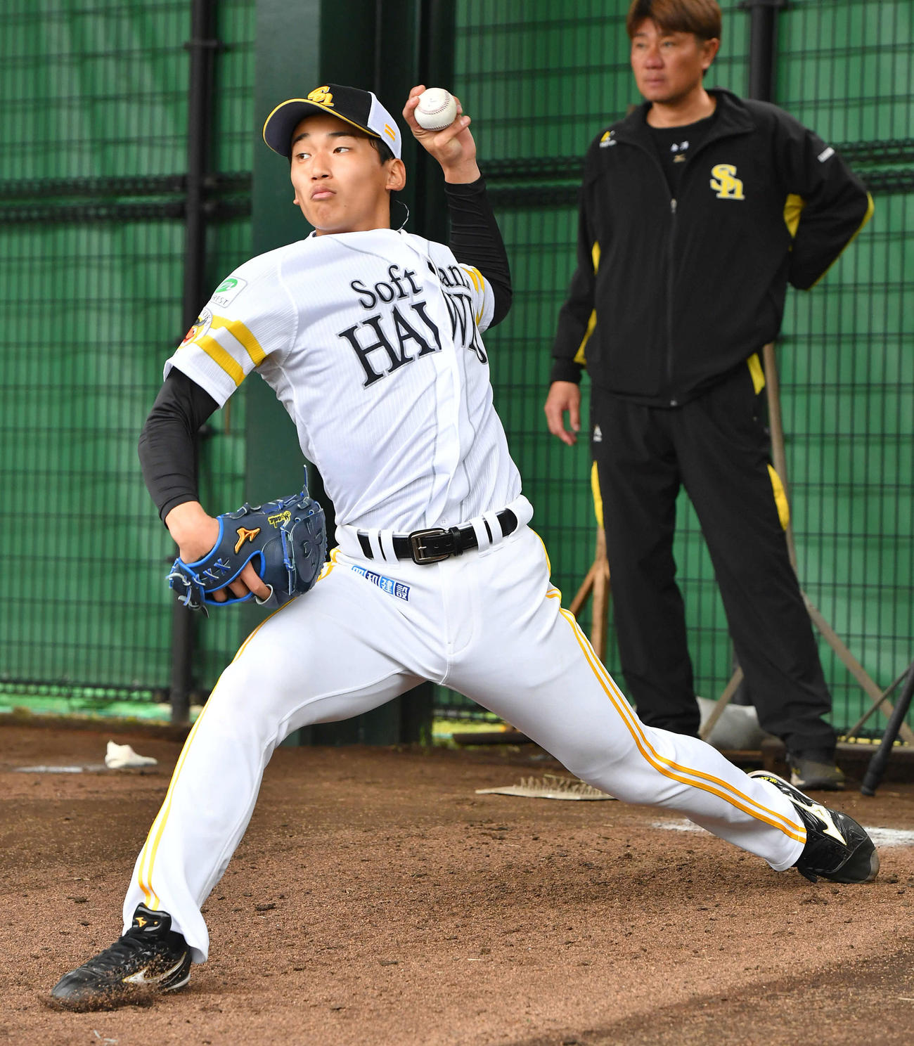 ブルペンでプロ初投球を行うソフトバンク前田悠（撮影・岩下翔太）