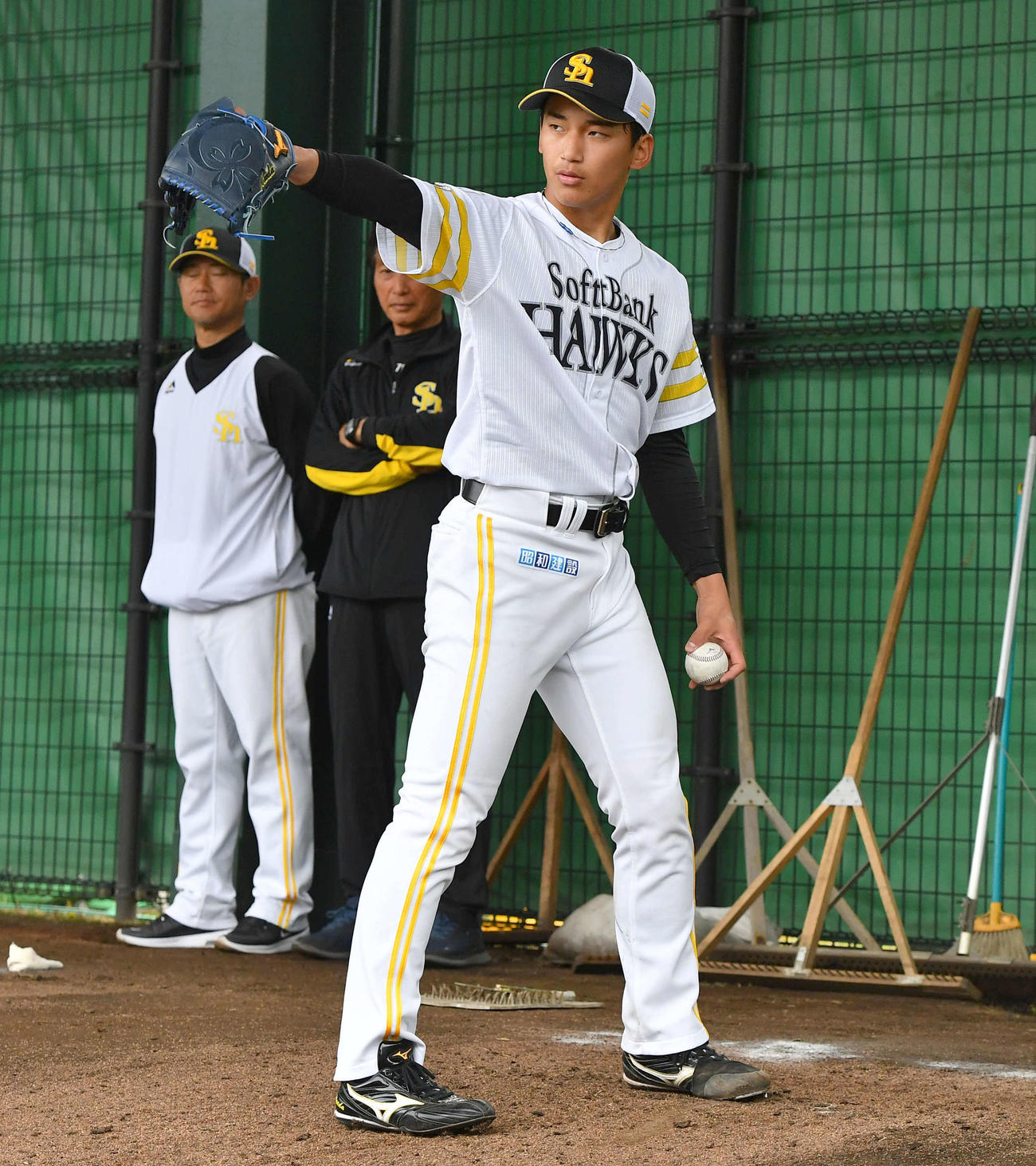 ブルペンでプロ初投球を行ったソフトバンク前田悠（撮影・岩下翔太）