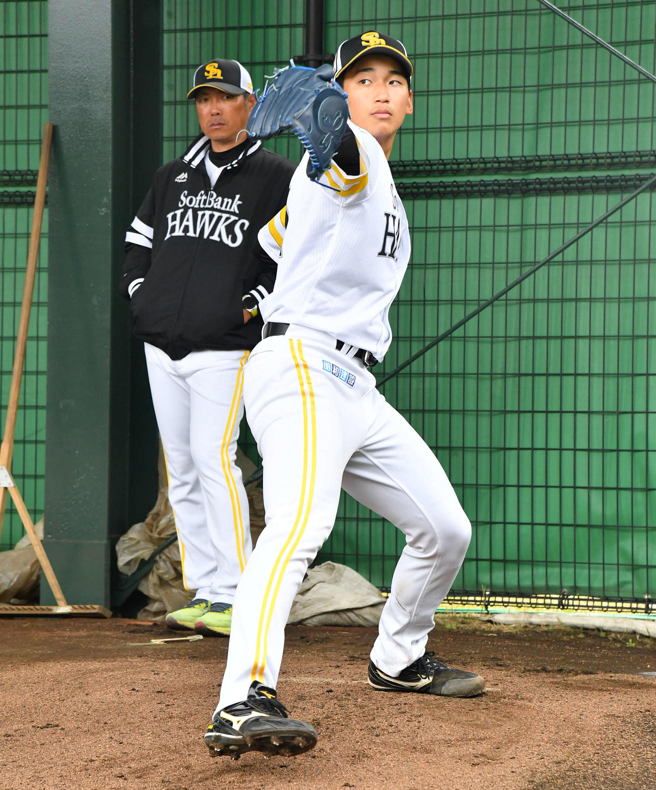 ブルペンで小久保監督（左）が見守る前でプロ初投球を行うソフトバンク前田悠（撮影・岩下翔太）