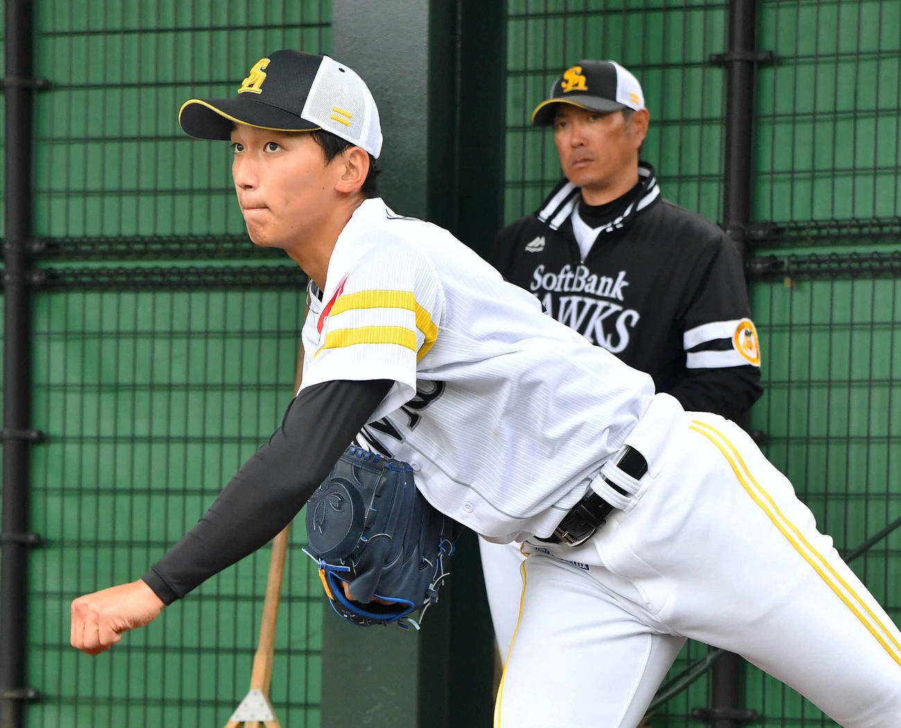 ブルペンで小久保監督（右）が見守る前でプロ初投球を行うソフトバンク前田悠（撮影・岩下翔太）