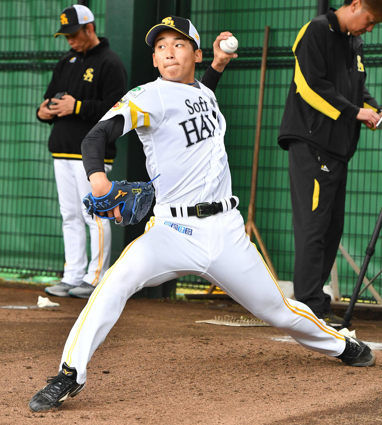 ブルペンでプロ初投球を行うソフトバンク前田悠（撮影・岩下翔太）
