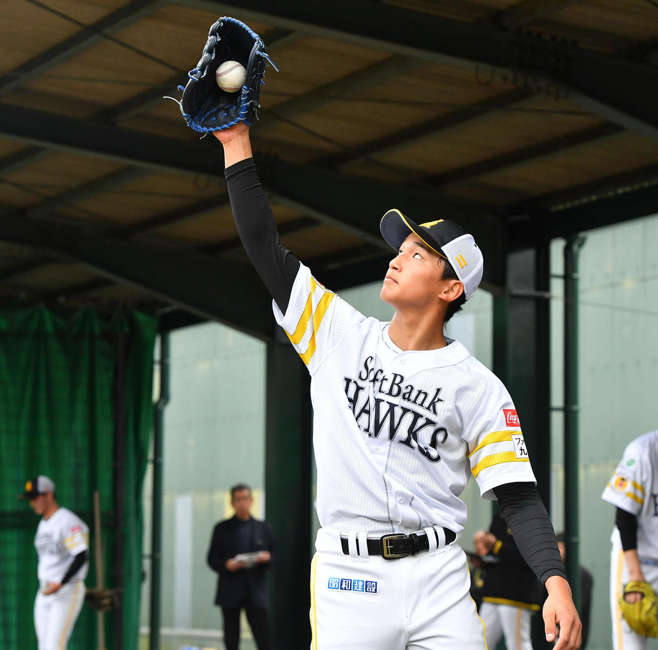 ブルペンで返球を受けるソフトバンク前田悠（撮影・岩下翔太）