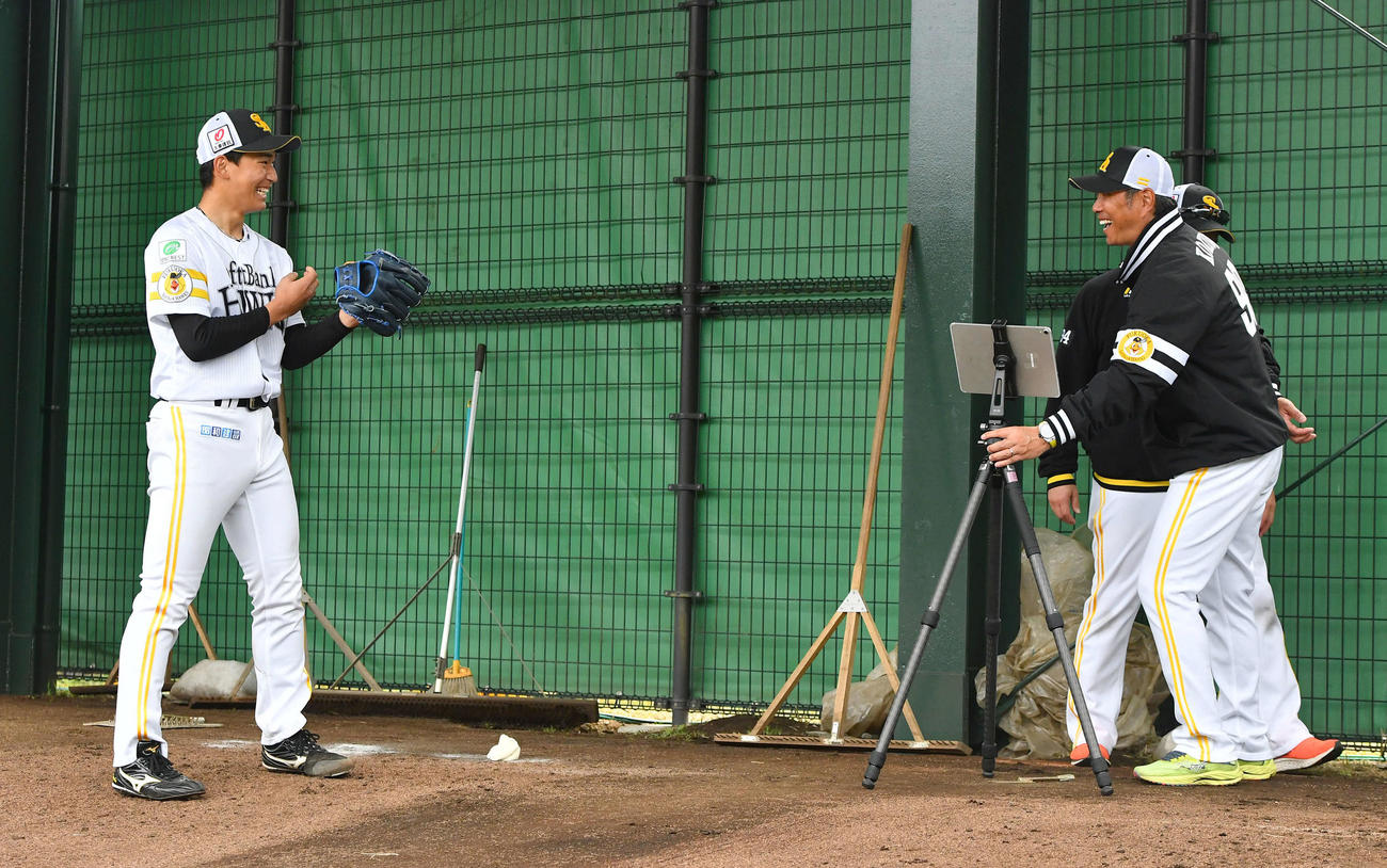 ブルペンでのプロ初投球を視察する小久保監督（右）と笑顔で話すソフトバンク前田悠（撮影・岩下翔太）