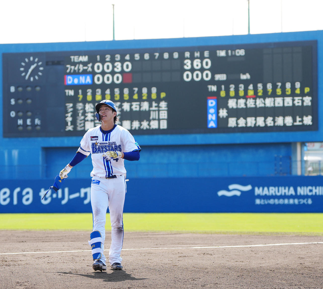 DeNA対日本ハム　4回裏DeNA2死、二ゴロに倒れベンチに引き揚げる度会（撮影・江口和貴）