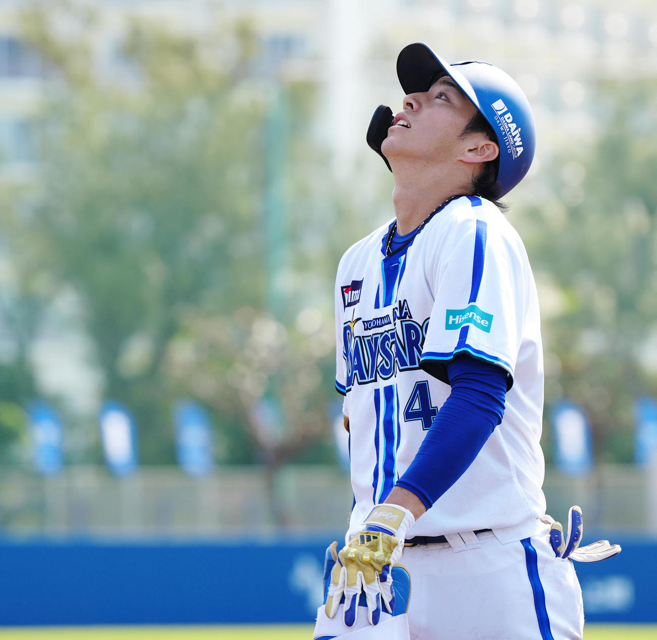 DeNA対日本ハム　4回裏DeNA2死、二ゴロに倒れベンチに引き揚げる度会（撮影・江口和貴）
