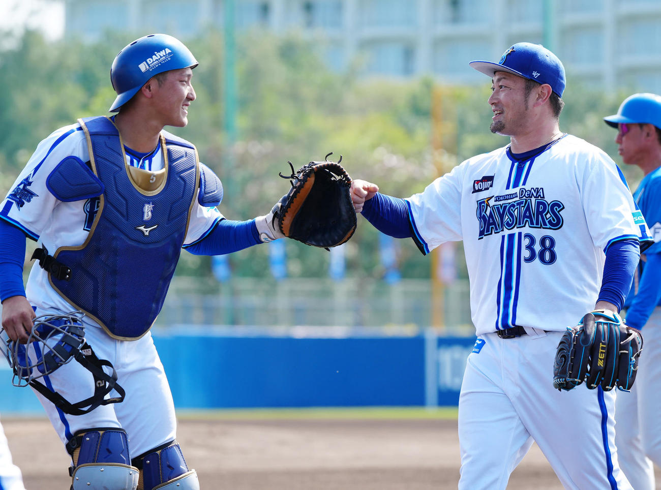 DeNA対日本ハム　2回表終了後、DeNA捕手松尾（左）とタッチを交わす先発の森唯（撮影・江口和貴）