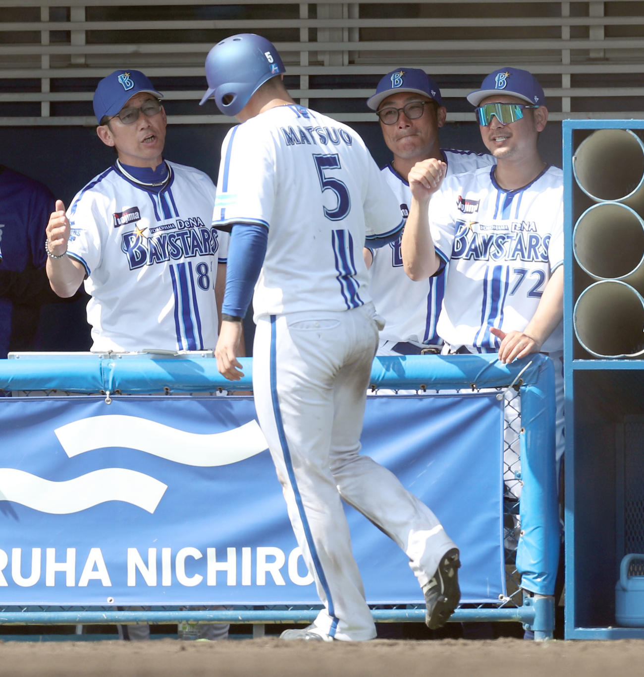 DeNA対日本ハム　5回裏DeNA2死二塁、西浦の適時二塁打で生還した松尾で出迎える三浦監督（撮影・佐藤翔太）