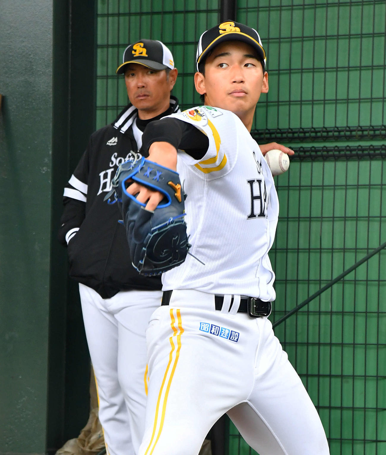 ブルペンでソフトバンク小久保監督（左）が見守る前でプロ初投球を行う前田悠（撮影・岩下翔太）