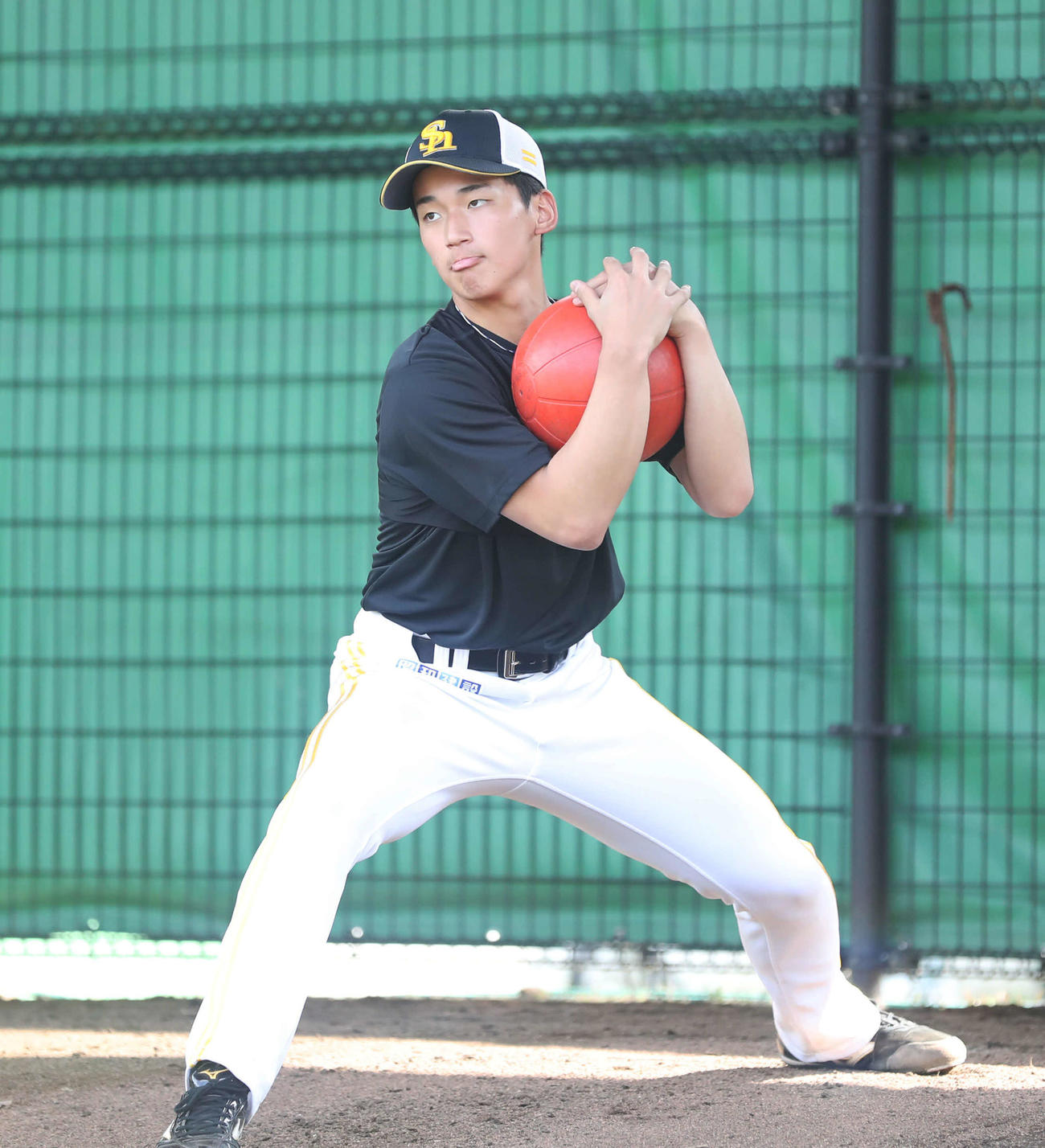 ブルペンでトレーニングを行うソフトバンク前田悠（撮影・冨田成美）