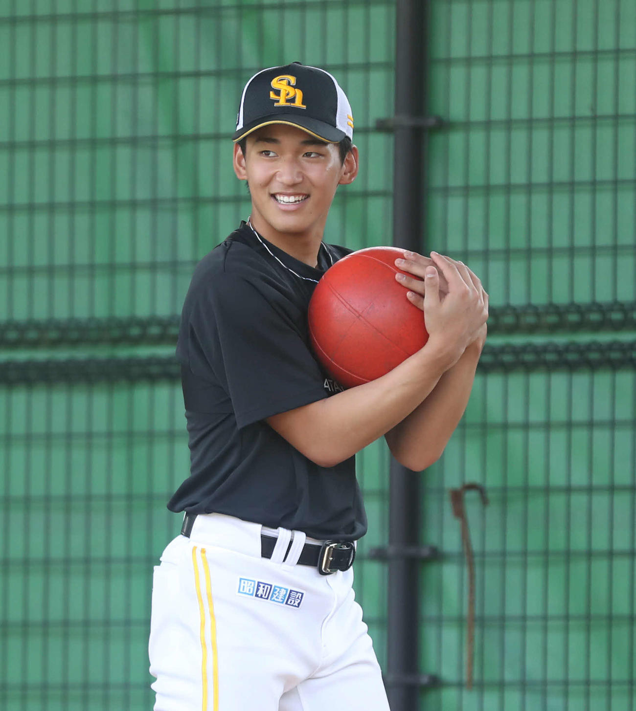 ブルペンでトレーニングを行うソフトバンク前田悠（撮影・冨田成美）
