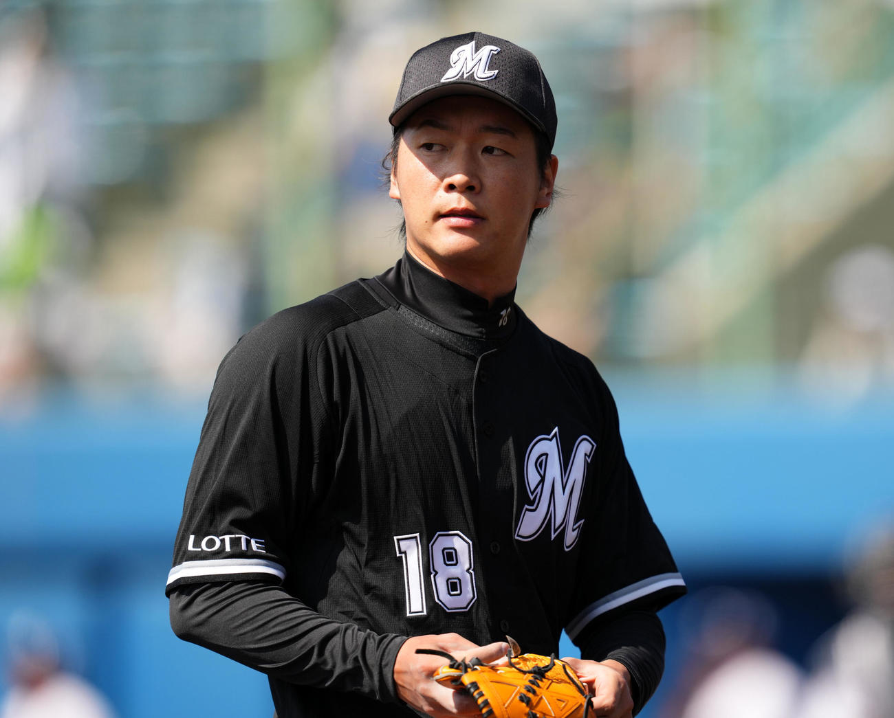 ヤクルト対ロッテ　1回裏を終え引き揚げるロッテ二木（撮影・横山健太）