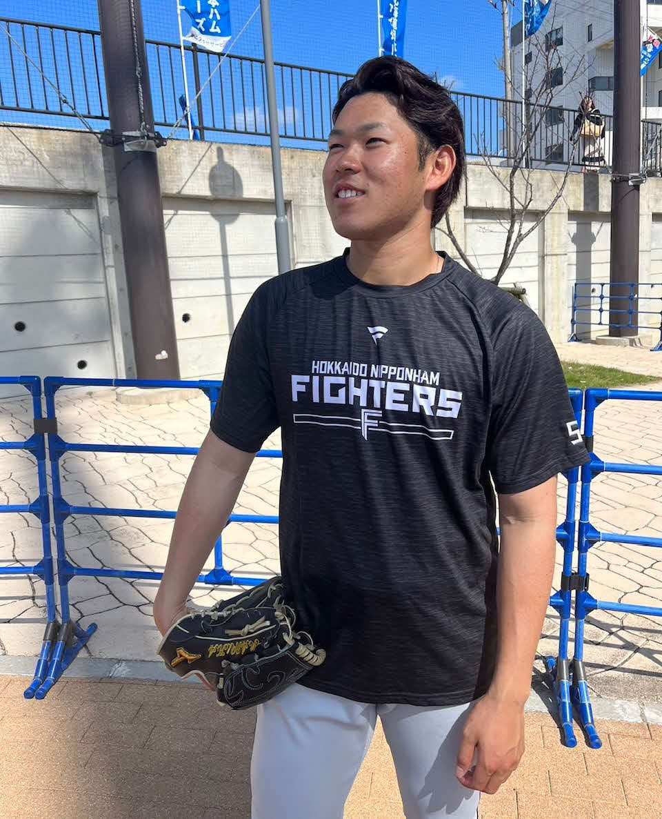 侍ジャパンに選出され笑顔の日本ハム根本（撮影・永野高輔）